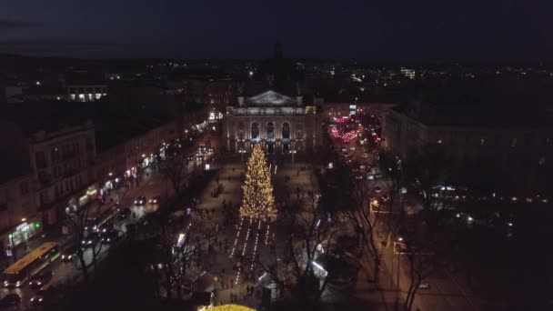 Árvore de Natal, Mercado justo, vista aérea no centro da cidade no inverno, Ano Novo 2021 em Lviv, Ucrânia — Vídeo de Stock