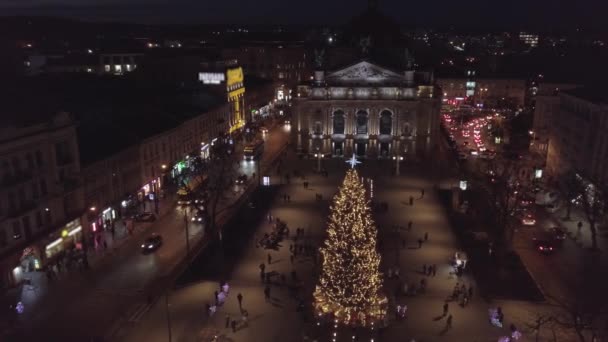 Arial άποψη του Lviv χριστουγεννιάτικο δέντρο κοντά στην Όπερα, Εορταστική φώτα, και δίκαιη αγορά τη νύχτα του χειμώνα — Αρχείο Βίντεο