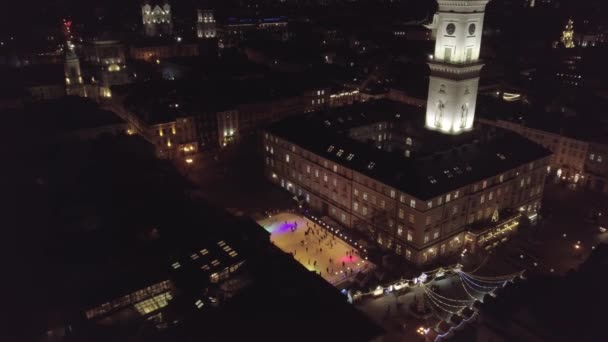 Arial vista de la ciudad Lviv, Ucrania Rynok plaza popular destino turístico en época de Navidad — Vídeos de Stock