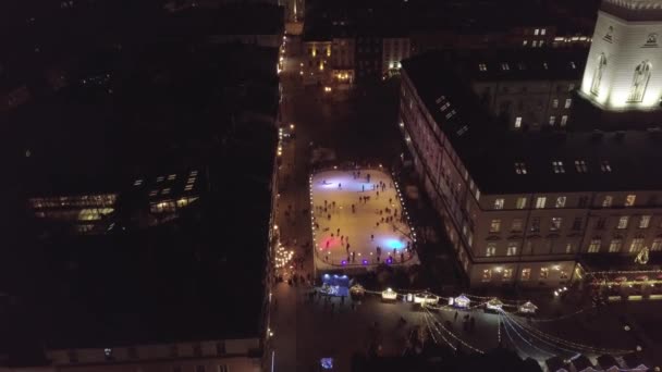 Arial city Lviv, Ucrania Plaza Rynok, Ayuntamiento, Feria de Navidad, La gente patina en pista de patinaje sobre hielo — Vídeos de Stock