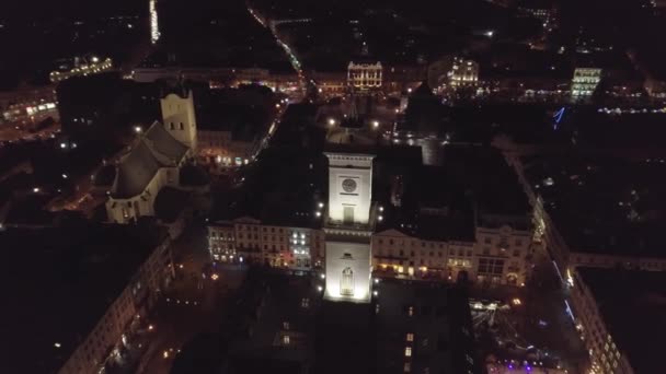 Arial stad Lviv, Oekraïne Rynok plein, Stadhuis, Kerst Fair, Mensen schaatsen op ijsbaan — Stockvideo