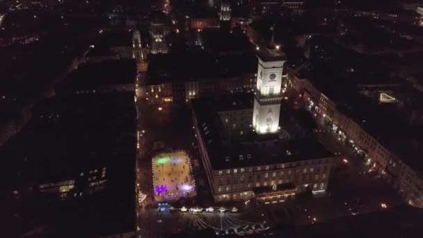 Arial pohled na město Lvov, Ukrajina Rynok náměstí, vánoční veletrh, lidé bruslí na kluzišti — Stock video