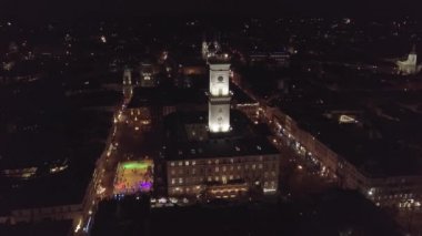 Arial City Lviv, Ukrayna Rynok Meydanı, Belediye Binası, Noel Fuarı, İnsanlar buz pateni pistinde kayıyor.