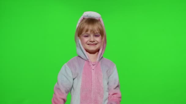 Niña sonriendo, mostrando gesto bien, de acuerdo signo en pijama unicornio en croma clave fondo — Vídeos de Stock