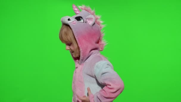 Bambina bionda che sorride, balla, festeggia in pigiama di unicorno su chroma key — Video Stock