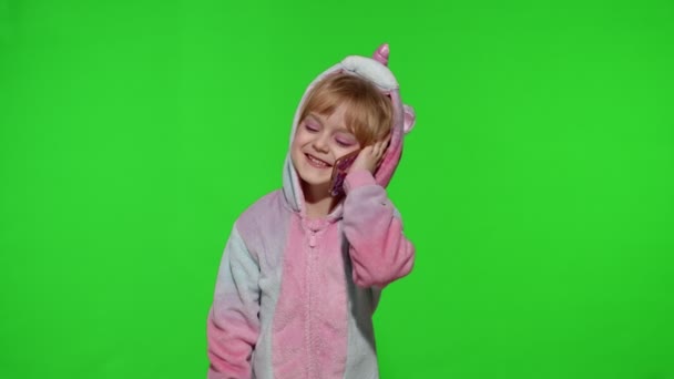 Menino menina filha em pijama unicórnio usando falar no celular celular com a mãe — Vídeo de Stock