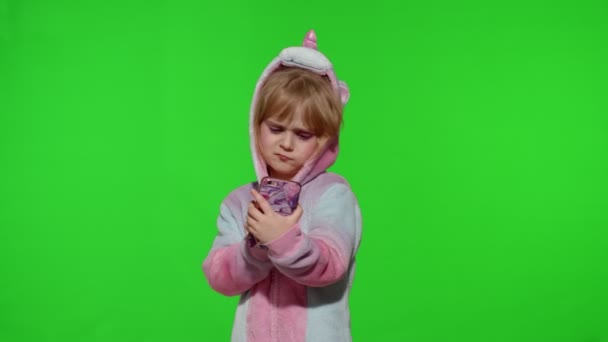 Niña emocionada en pijama de unicornio usando teléfono celular, descubrió grandes noticias de grandes ganancias — Vídeos de Stock