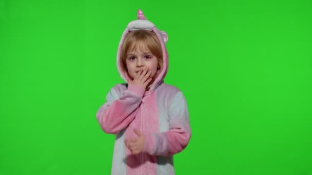 Erstaunte junge Mädchen im Einhorn-Kostüm Pyjama zeigen Wow-Reaktion, perfekte Überraschung — Stockvideo