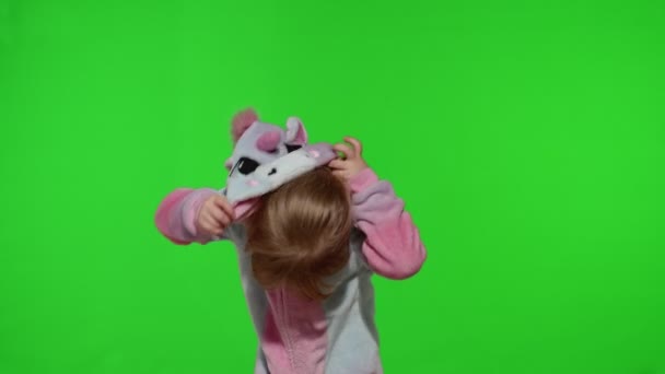 Menina criança loira sorrindo, vestindo pijama de traje de unicórnio na tecla chroma, câmera lenta — Vídeo de Stock