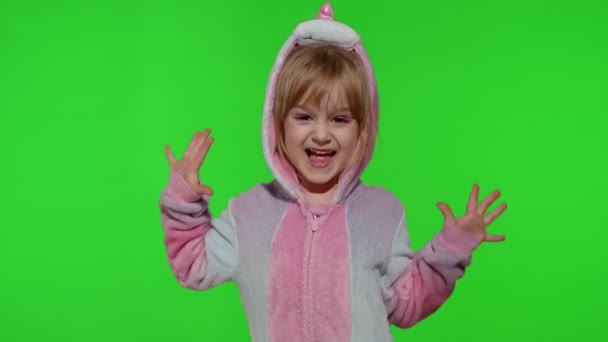 Menina criança em pijama unicórnio fazendo caras engraçadas bobas, brincando, dançando na tecla chroma — Vídeo de Stock