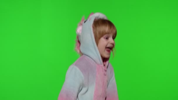 Menina criança em pijama unicórnio fazendo caras engraçadas bobas, brincando, dançando na tecla chroma — Vídeo de Stock