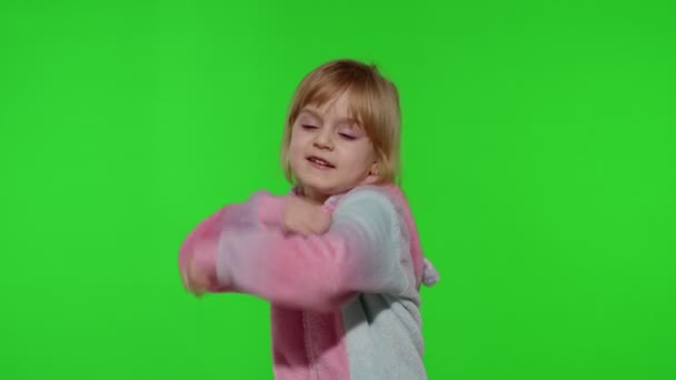 Bambina bionda che sorride, balla, festeggia in pigiama di unicorno su chroma key — Video Stock