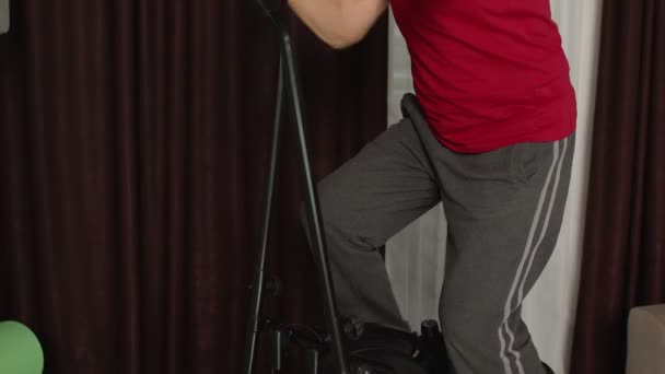 Idosos saudáveis modelo avô sênior exercitando treino esportivo em orbitrek no quarto em casa — Vídeo de Stock