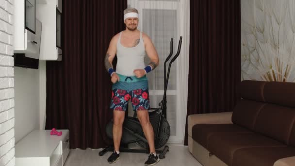 Olahraga pria menunjuk kamera, berjalan di tempat di rumah membuat olahraga olahraga latihan kardio kebugaran — Stok Video
