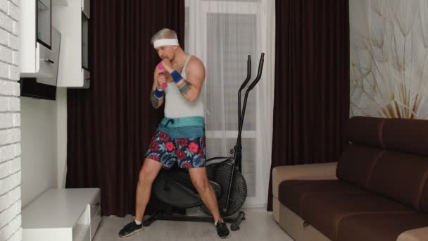 Engraçado atleta desportista treinador cara fazendo exercícios com halteres, esporte online vlog em casa — Vídeo de Stock