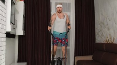 Sporcu retro adam, komik giysiler içinde spor antrenmanı yapıyor. Spor antrenmanı yapıyor. Kardiyo egzersizleri yapıyor.