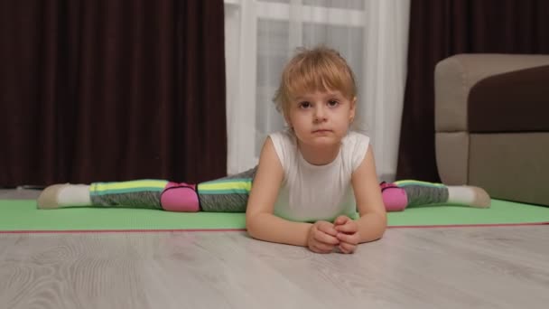 Anak-anak berlatih senam peregangan di rumah, anak-anak gadis membuat latihan olahraga — Stok Video