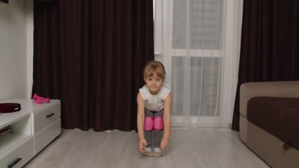 Kind trainiert Gymnastik Stretching Workout zu Hause, Kinder Mädchen machen Sportübungen — Stockvideo