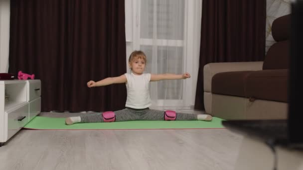 Enfants fille regarder des leçons de distance en ligne avec entraîneur sur ordinateur portable, exercice ficelle à la maison — Video