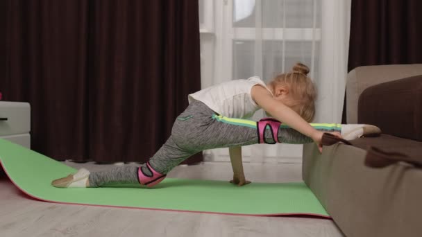 Anak-anak pelatihan senam peregangan twine di rumah, anak-anak gadis membuat olahraga — Stok Video