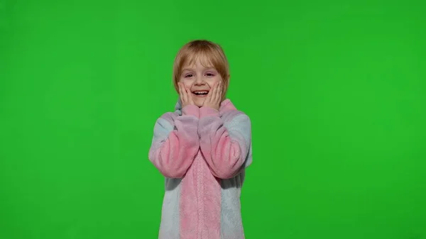 Fantastisk förvånad ung flicka i enhörning kostym pyjamas visar wow reaktion, perfekt överraskning — Stockfoto