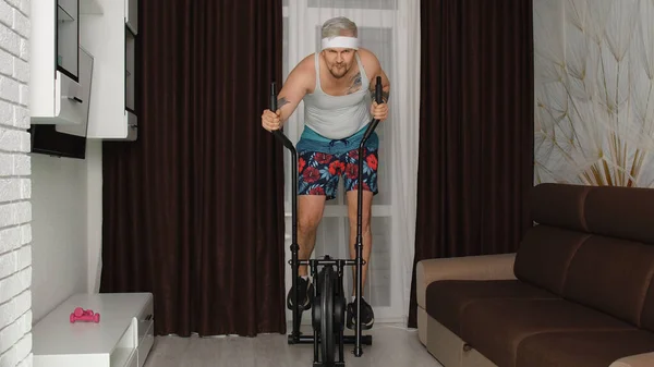 Divertido atleta deportista chico entrenador en orbitrek grabación deporte fitness cardio online vlog en casa — Foto de Stock