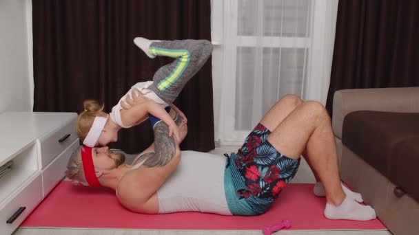 Grauhaariger Hipster-bärtiger Sportlervater macht Aerobic-Übungen mit Tochter zu Hause auf Matte — Stockvideo