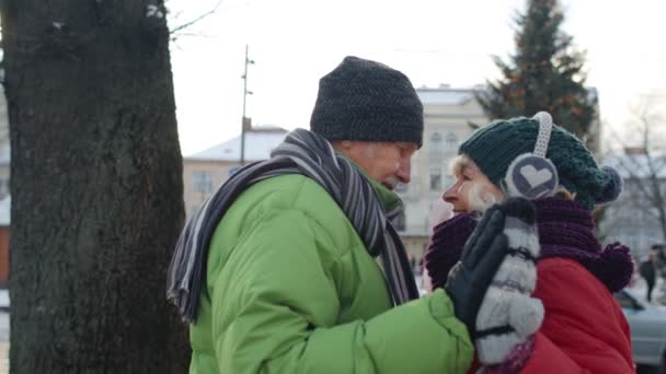 Feliz pareja de ancianos abuela abuelo turistas que viajan en la ciudad europea cerca del árbol de Navidad — Vídeo de stock