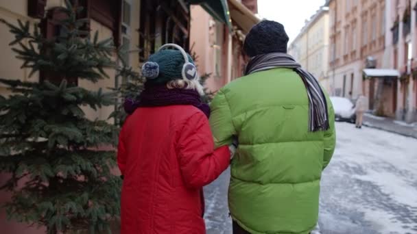 Старшая пара туристов бабушка дедушка ходить, путешествовать, обниматься, обниматься в зимнем городе — стоковое видео