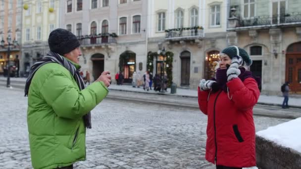 Senior par man kvinna turister, farfar ta bilder av mormor på retro kamera — Stockvideo