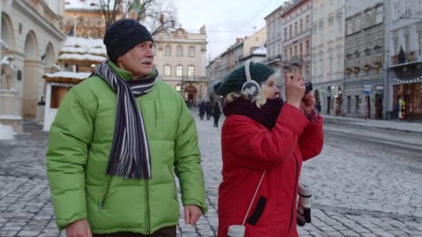 Senioren altes Paar Touristen Großvater zu Fuß in der Stadt, Fotografieren mit der Kamera — Stockvideo