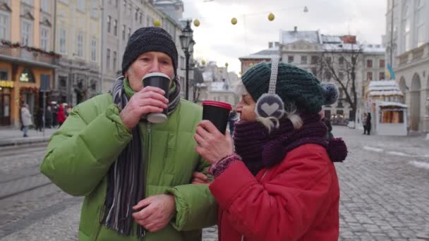 Senior gamla par turister mormor farfar reser, dricka varm dryck te i centrum — Stockvideo