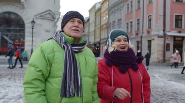 Yaşlı yaşlı erkek turistlerin konuşması, eski şehirde el kol hareketi, tatil gezisi konsepti.