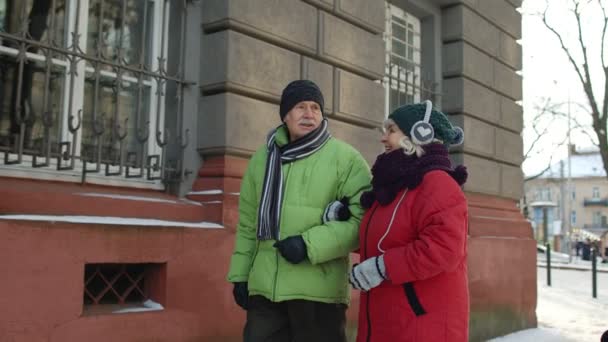 Ηλικιωμένοι άνδρες ζευγάρι, γυναίκες τουρίστες που περπατούν στην παλιά πόλη το χειμώνα μιλάμε, gesturing διακοπές — Αρχείο Βίντεο