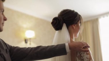 Yeni evliler, genç Kafkasyalı gelin ve damat ilk kez düğün günü içeride öpüşüyorlar.