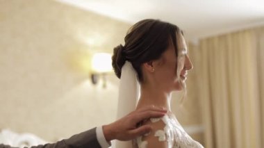 Yeni evliler, genç Kafkasyalı gelin ve damat ilk kez düğün günü içeride öpüşüyorlar.