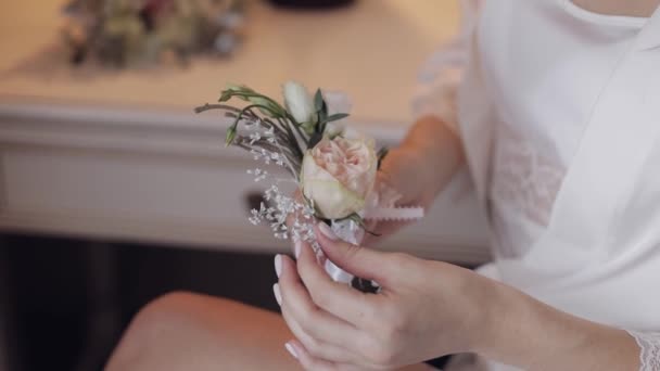 Belle, belle mariée en robe de boudoir de mariage, bouquet de mariage dans les mains pour marié — Video