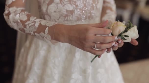 Mooie, mooie bruid in luxe trouwjurk. Bruiloft boeket in handen voor bruidegom — Stockvideo