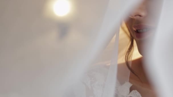 Brud i boudoir klänning under slöja och i en sidenrock. Förberedelser inför bröllopsmorgonen före ceremonin — Stockvideo