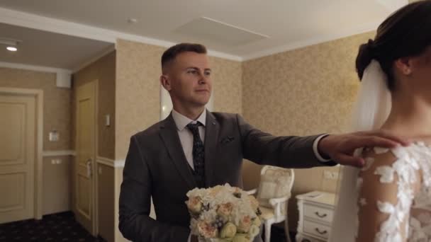Nygifta unga kaukasiska brud och brudgum första mötet på bröllopsdagen, gör en kyss inomhus — Stockvideo