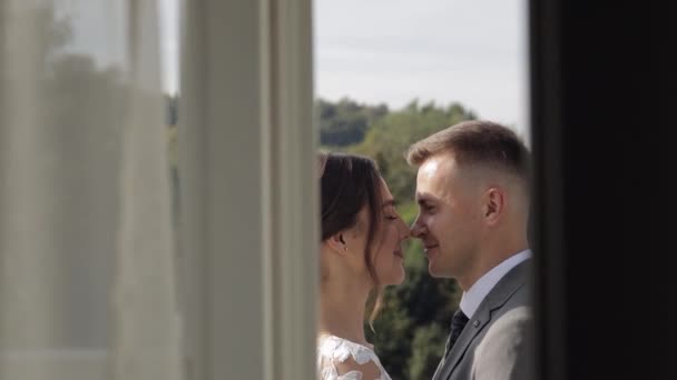 Kaukasische Braut umarmt Bräutigam auf Balkon im Hotelzimmer, Zeitlupe — Stockvideo