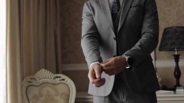 Schöner Bräutigam Geschäftsmann trägt graue Jacke zu Hause im Wohnzimmer, weißes Hemd mit schwarzer Krawatte — Stockvideo