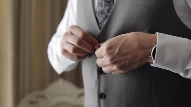 Buttoning jacket with hands close up, man in suit fastens buttons on his jacket preparing to go out — Stock Video