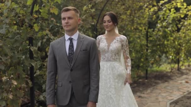 Bella sposi sposa caucasica abbracciando sposo nel parco rendendo bacio, matrimonio coppia famiglia abbracci — Video Stock