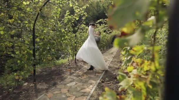 Beau marié jeune mariée caucasienne embrassant marié dans le parc faisant baiser, mariage couple famille câlin — Video