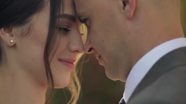 Ritratto di bella sposa caucasica che abbraccia lo sposo, coppia di sposi che abbraccia la famiglia — Video Stock