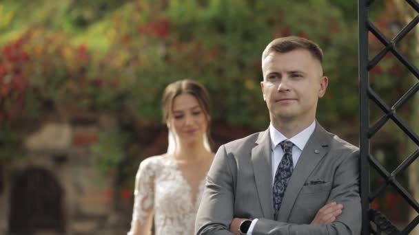 Bella sposi sposa caucasica abbracciando sposo nel parco rendendo bacio, matrimonio coppia famiglia abbracci — Video Stock