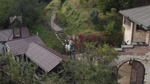 Bella sposi sposa caucasica abbracciando sposo nel parco rendendo bacio, matrimonio coppia famiglia abbracci — Video Stock