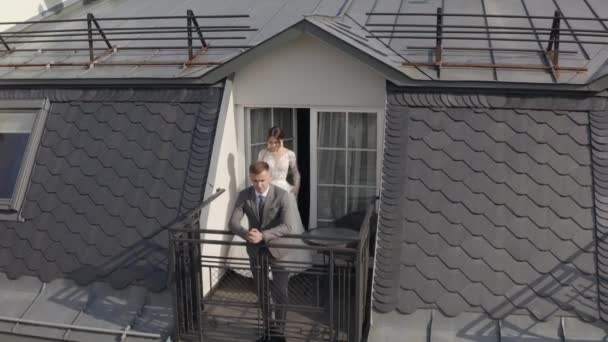 Kaukasische Braut umarmt Bräutigam auf Balkon im Hotelzimmer, Luftaufnahme — Stockvideo