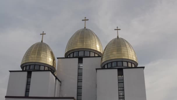 Kupol av kyrkan, antenn utsikt, traditionell gammal kyrka i Lviv, Ukraina stad, molnig himmel bakgrund — Stockvideo